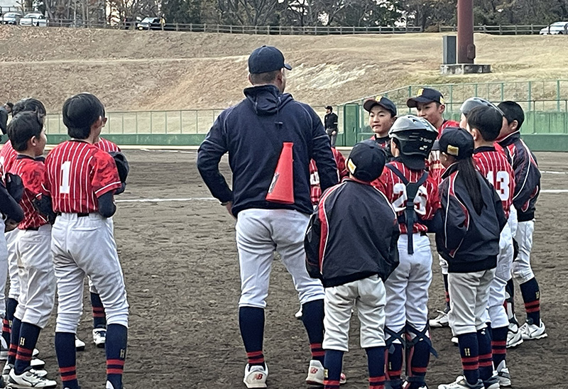 相場監督の話に耳を傾ける選手たち