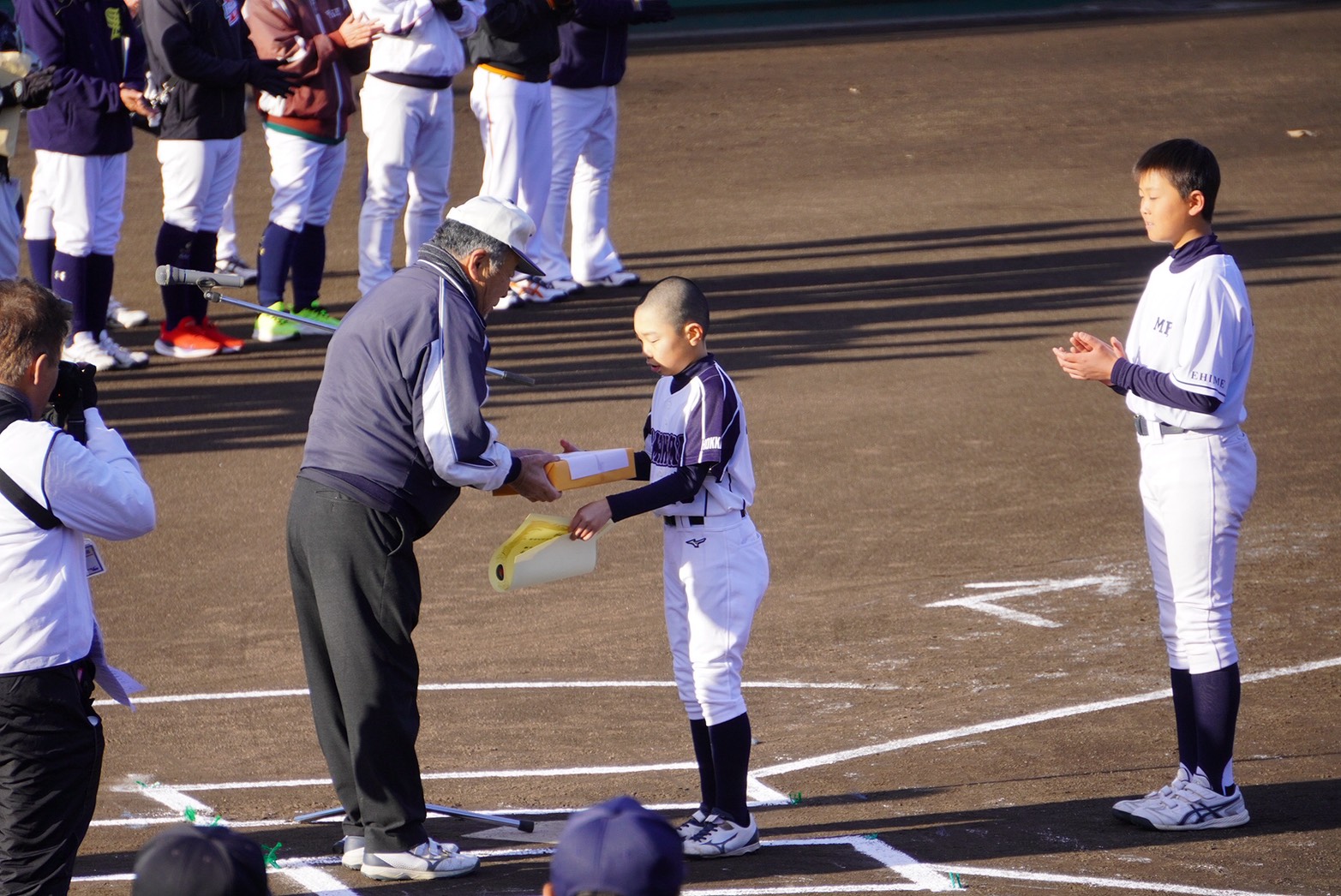 行進賞の受賞を受ける須藤主将