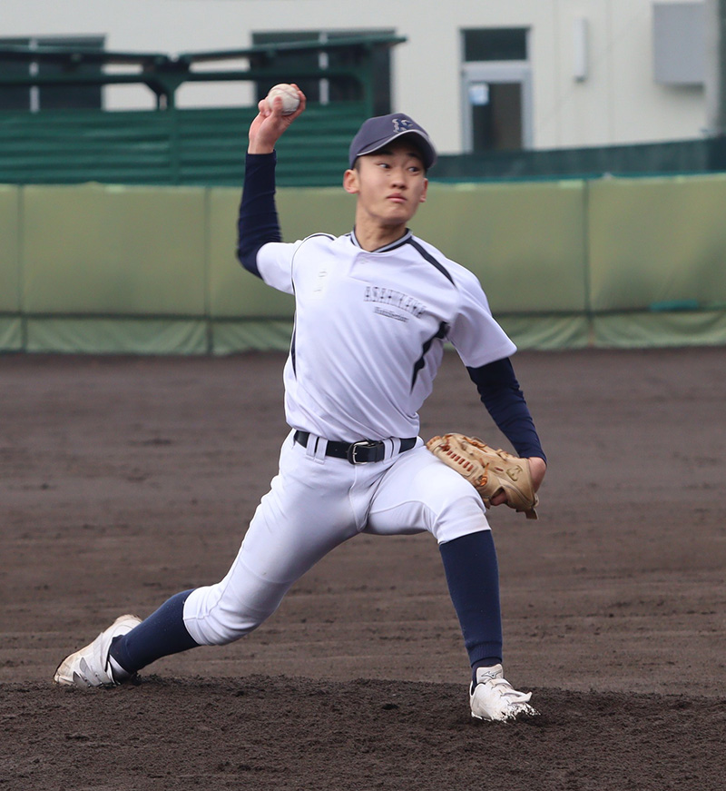 角度のあるストレートを投げ込んでいた中山投手（旭川西）