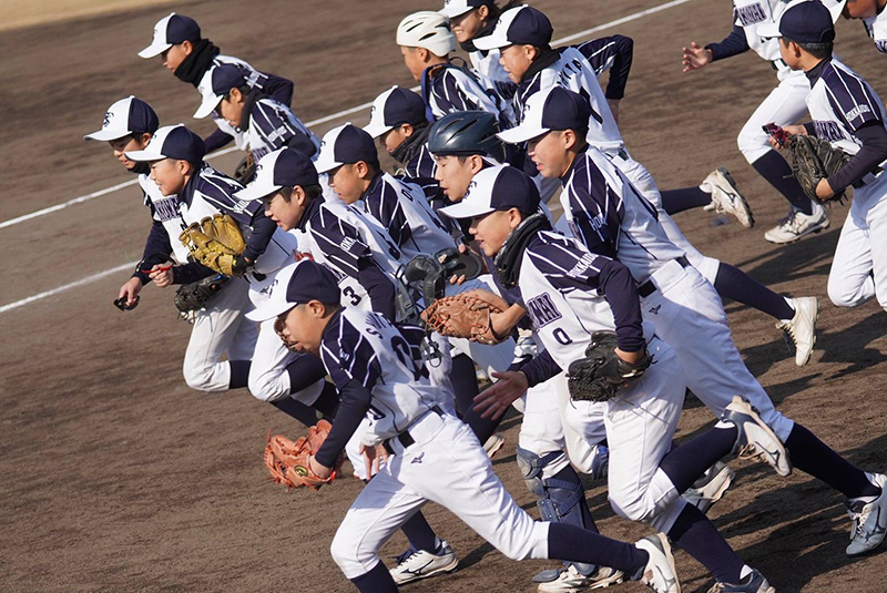 試合前、ベンチから飛び出す苫小牧選抜ナイン