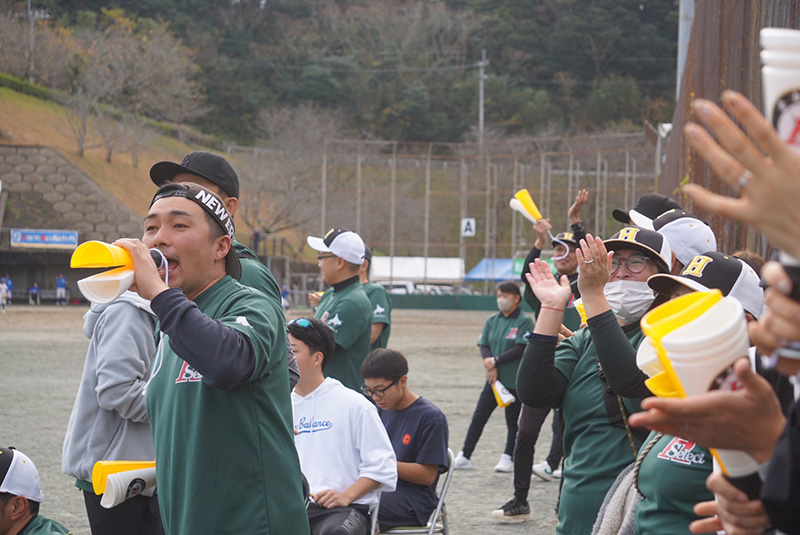 選手たちへ精一杯の声援を送る日高選抜応援団