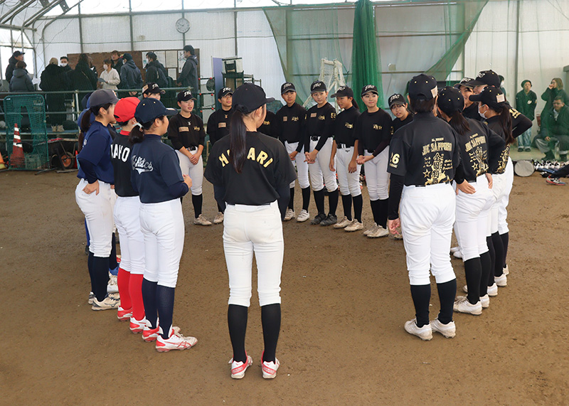 選手間でミーティングするJBC北海道ナイン