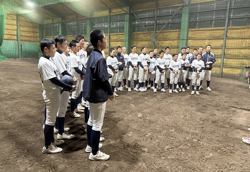 髙谷監督の話を聞く札幌東ナイン