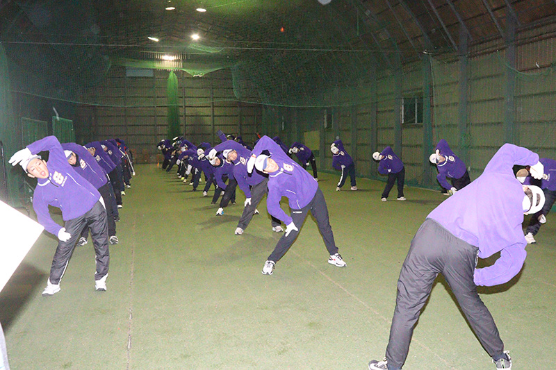 ウォーミングアップする千歳リトルシニア