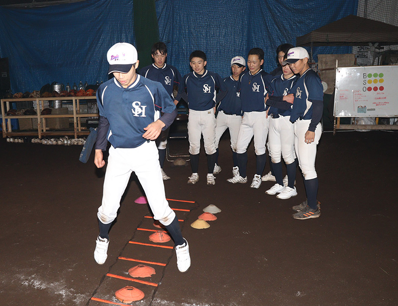 冬季練習に励む札幌羊ヶ丘リトルシニアナイン