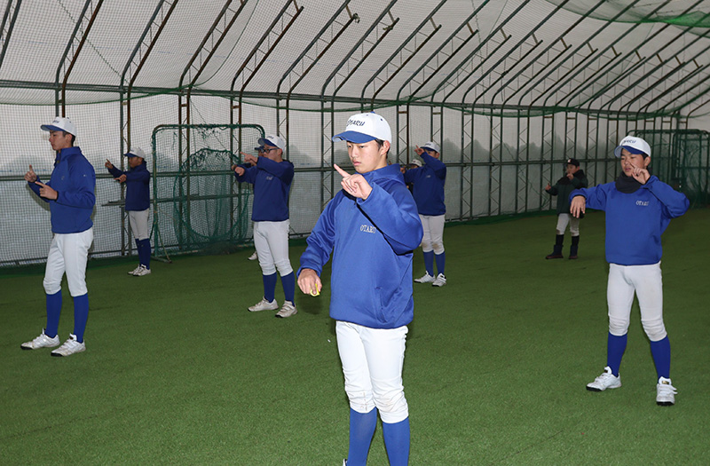 ウォーミングアップする小樽ナイン