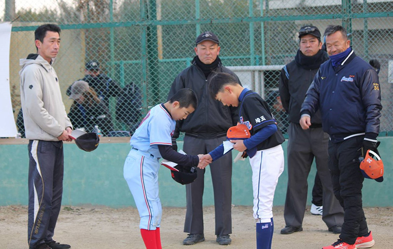 オーダー交換時の両チーム・写真左から東16丁目、熊谷