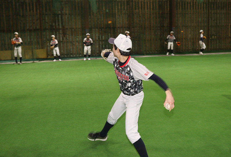 キャッチボールに励む旭川大雪ボーイズ