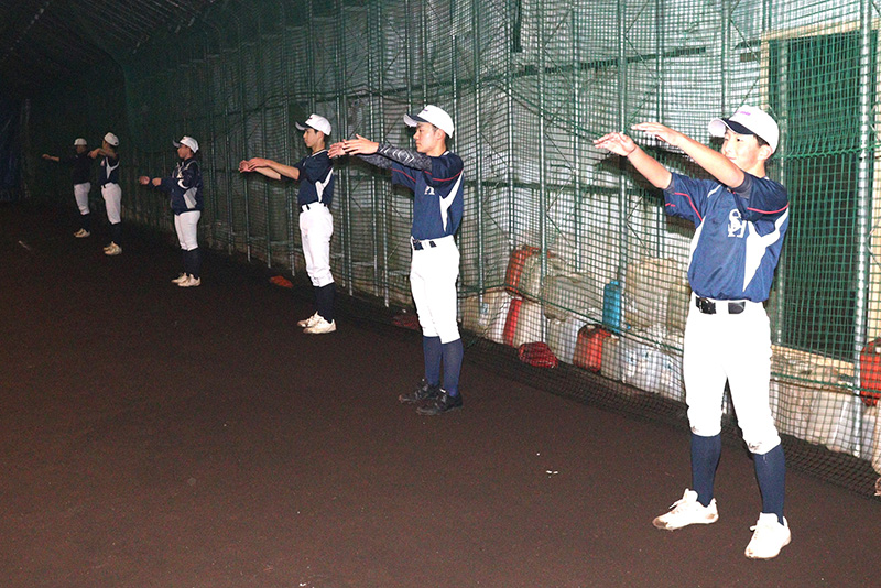 キャッチボール前のストレッチを行う札幌羊ヶ丘ナイン