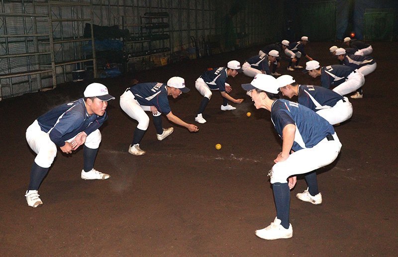 ゴロ捕りに励む札幌羊ヶ丘ナイン