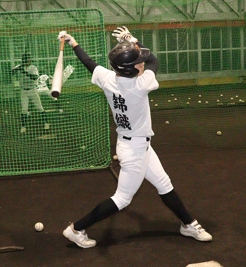 スローボール打ちを行う錦織主将（空知滝川リトルシニア）