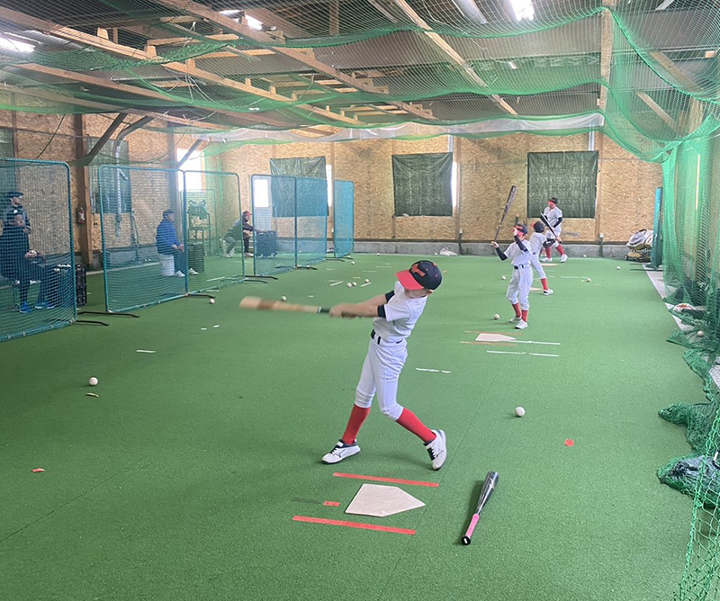 チーム専用室内練習場で大会に備える東16丁目ナイン