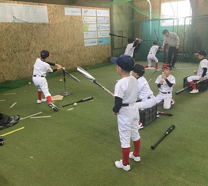 チーム専用室内練習場で大会に備える東16丁目ナイン