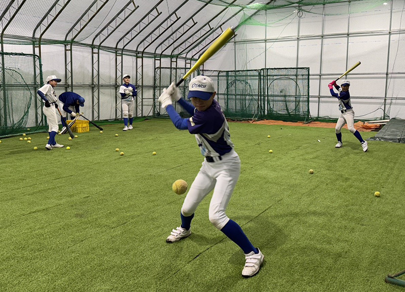 ティバッティングを行う小樽ナイン