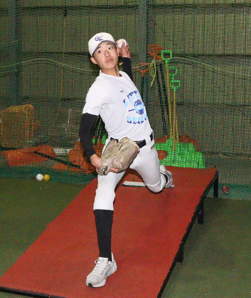 ブルペンで投げた鈴木投手（千歳リトルシニア）
