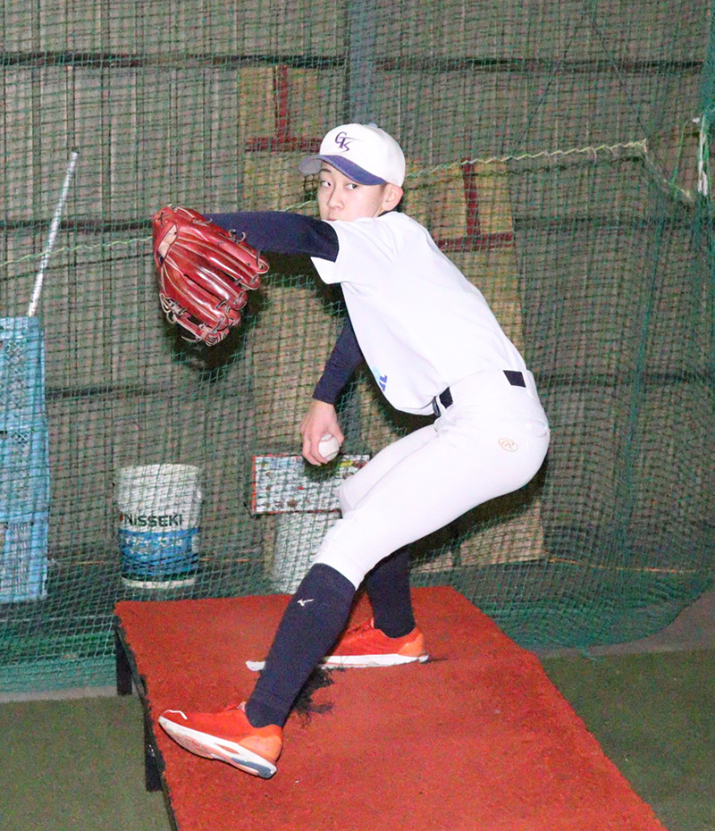 ブルペンで投げ込んだ田中投手（千歳リトルシニア）