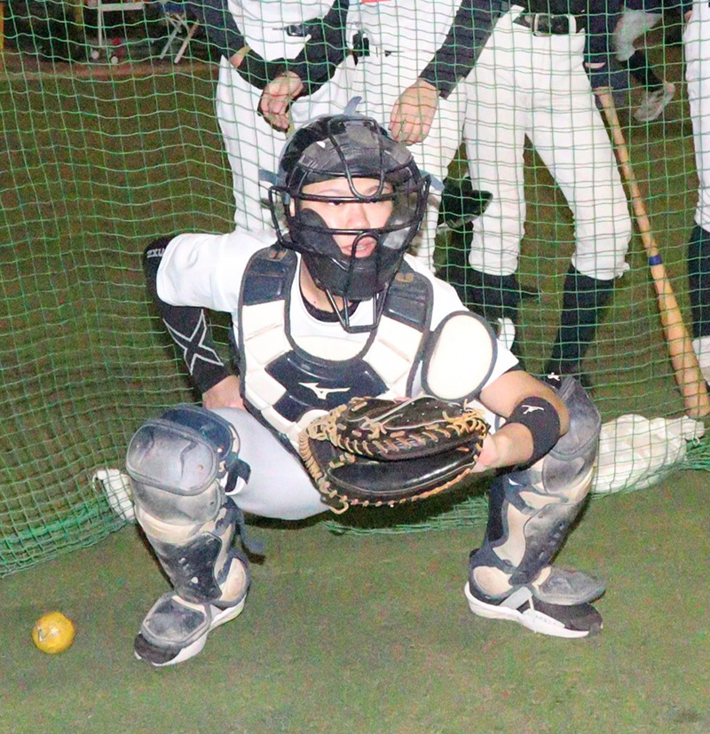 ブルペンで投手のボールを受ける太田主将（千歳リトルシニア）