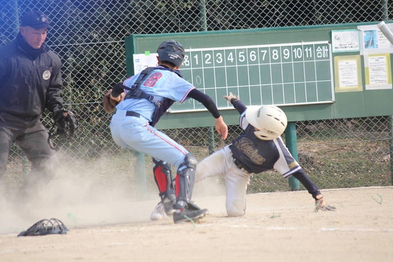 ホームでのクロスプレー
