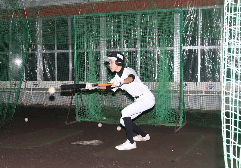 マシンによるバント練習の様子（空知滝川リトルシニア）