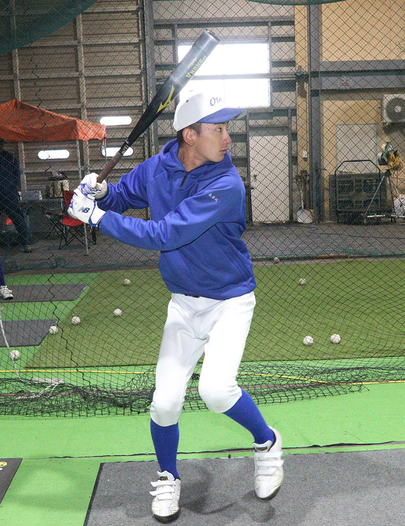 マシン打ちをする長谷川選手（小樽）