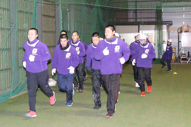 ランニングする千歳リトルシニアナイン