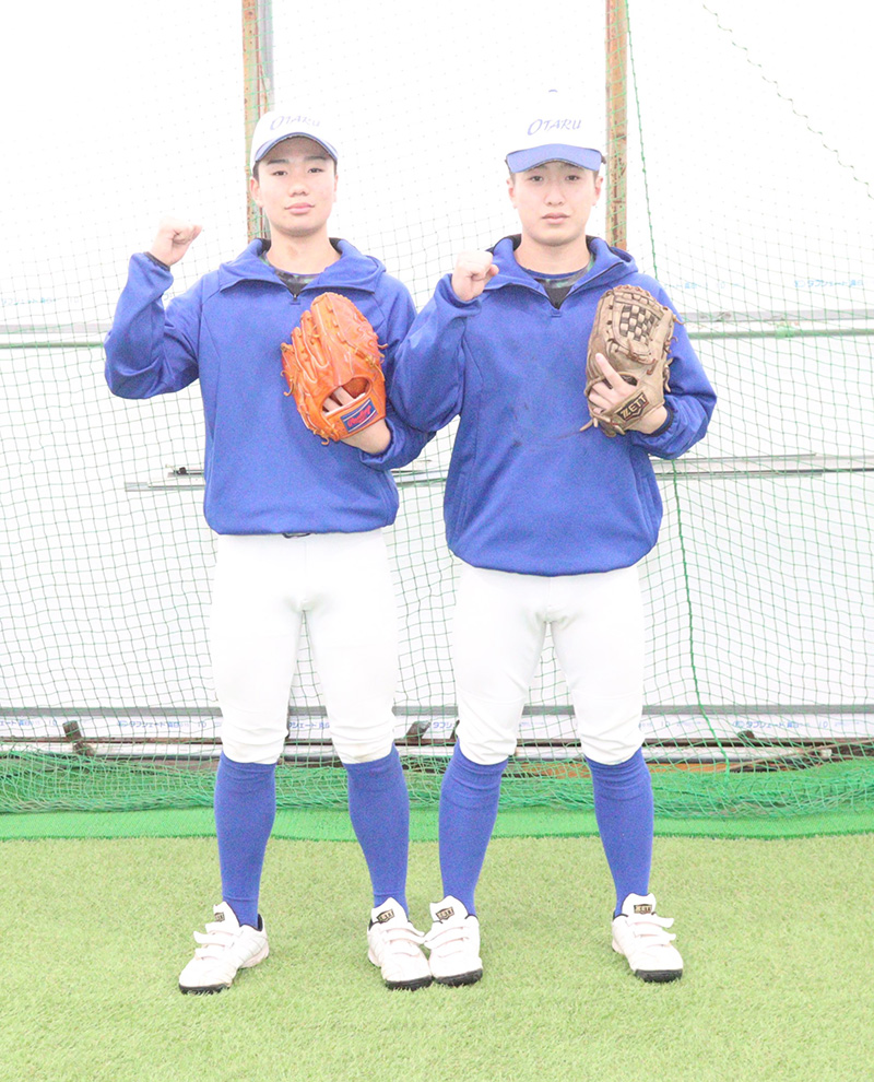 写真左から沖田前主将、山口＝（小樽リトルシニア）