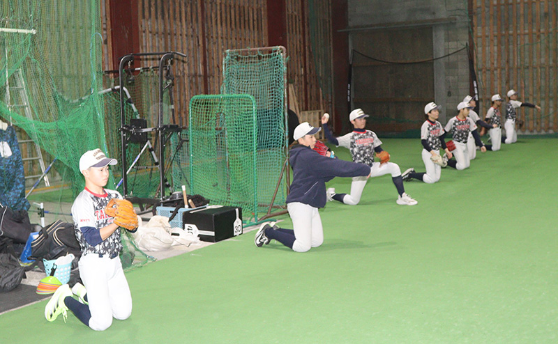 各種キャッチボールに励む旭川大雪ボーイズナイン