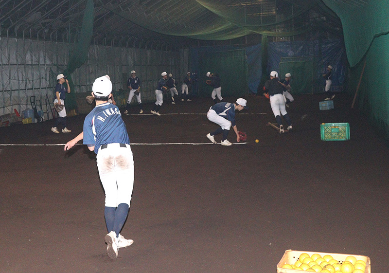 基礎練習に励む札幌羊ヶ丘ナイン