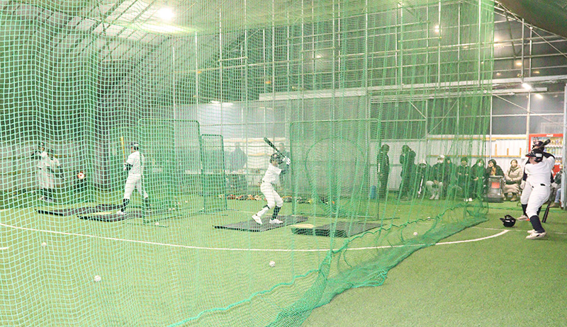 広々室内練習場でフリー打撃が行われていた（札幌南）
