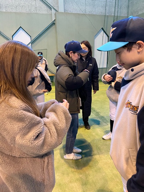 手作りのお守り入れが渡される選手たち