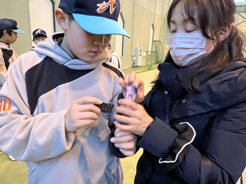 手作りのお守り入れが渡される選手たち