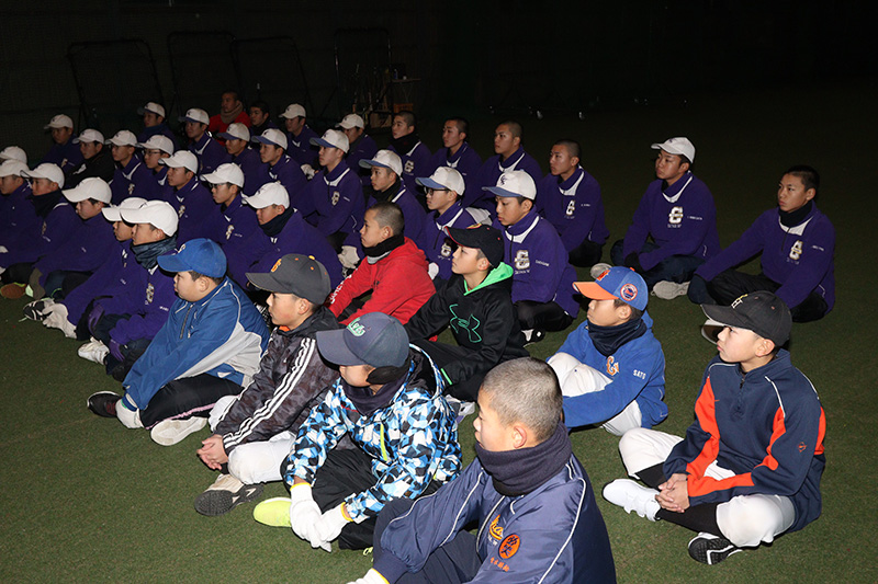 指導者の話に真剣に耳を傾ける千歳リトルシニアナイン