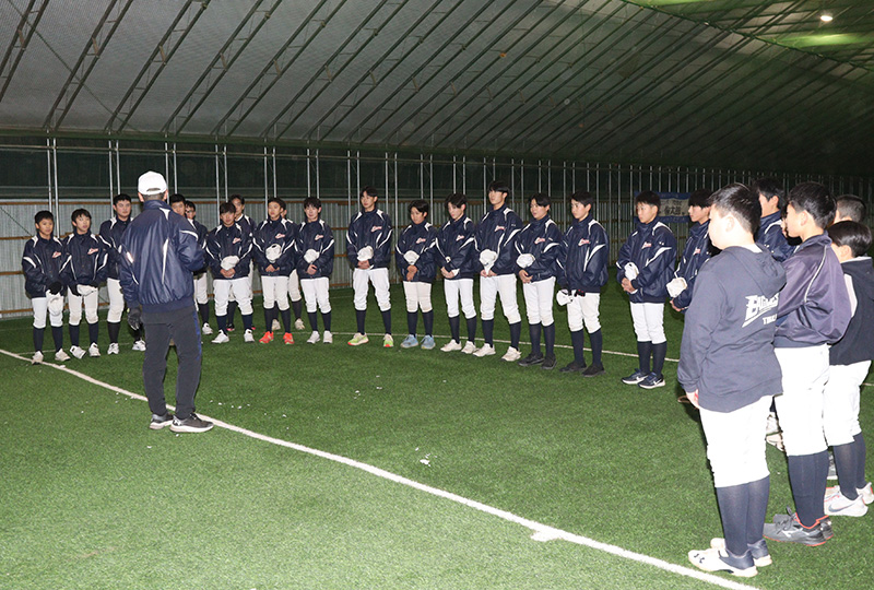 指導者の話に耳を傾ける札幌南リトルシニア