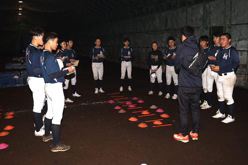 指導者の話に耳を傾ける札幌羊ヶ丘ナイン