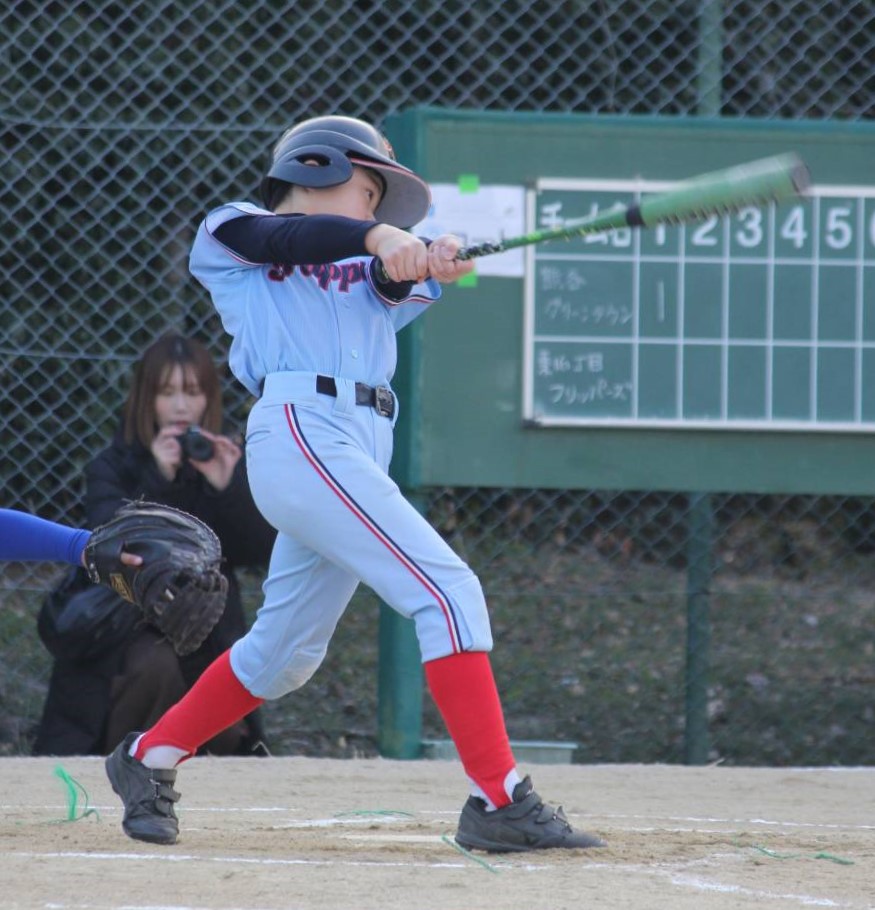 新家戦でタイムリーを放つ原選手