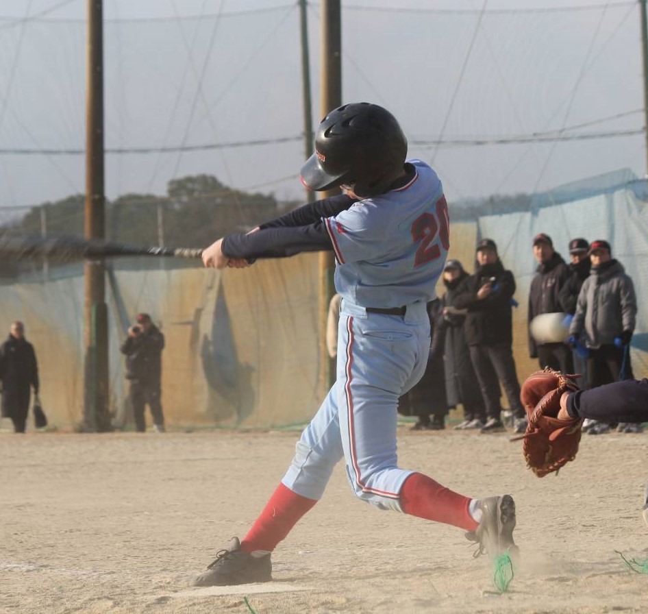 新家戦でタイムリーを放つ市橋選手