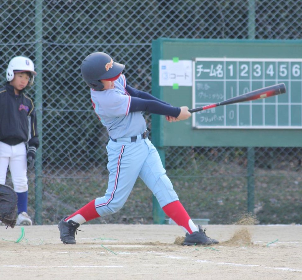 熊谷戦で2点タイムリーを放つ佐藤（東16丁目）