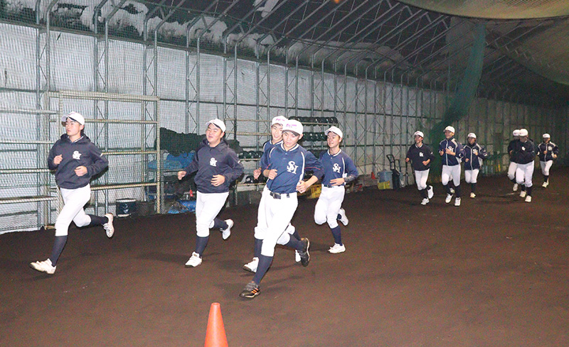 練習前にランニングを始める札幌羊ヶ丘ナイン