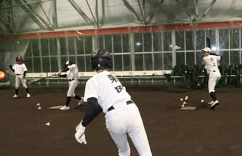 羽打ちを行う空知滝川ナイン