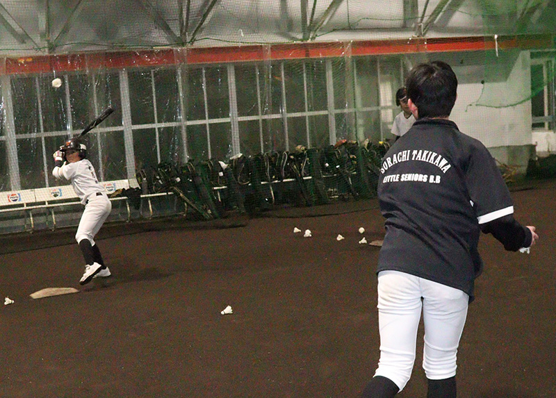 羽打ちを行う空知滝川ナイン