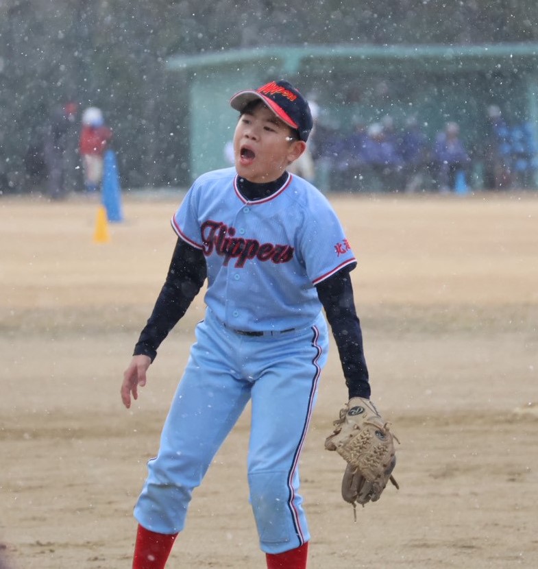 雪降る中、仲間を鼓舞する橋本選手