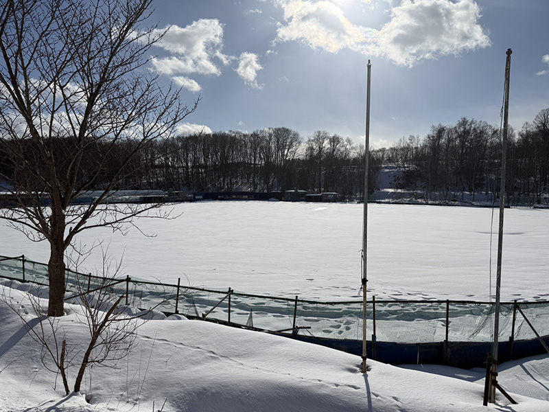 まだ真っ白な雪に覆われている札幌ボーイズ専用グラウンド