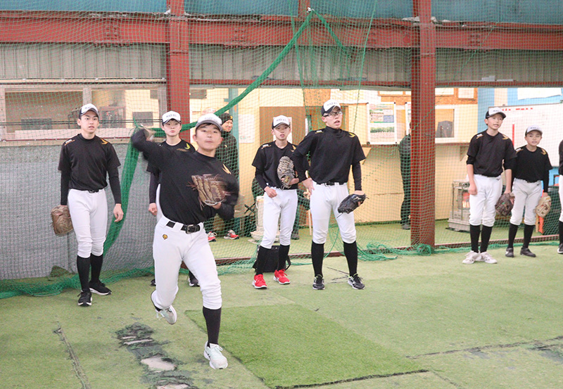 キャッチボールするピースナイン