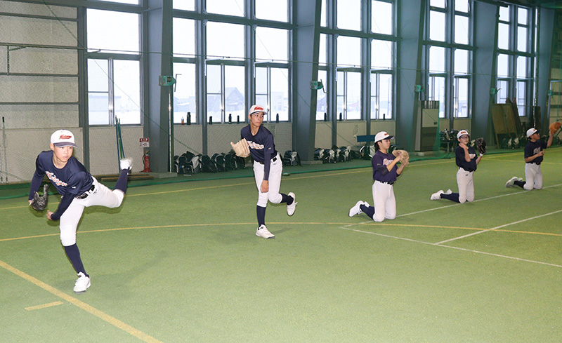 キャッチボールする旭川北稜ナイン