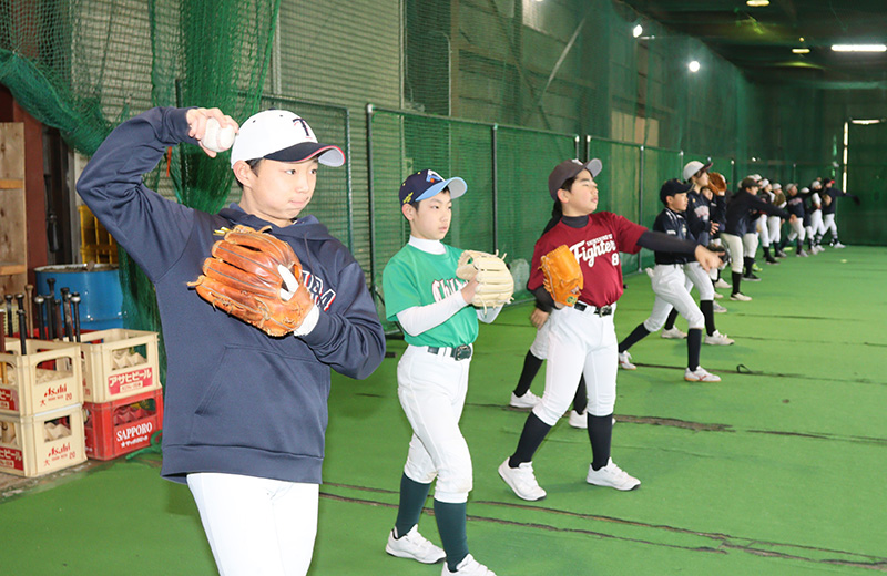 キャッチボールする札幌豊平東ナイン