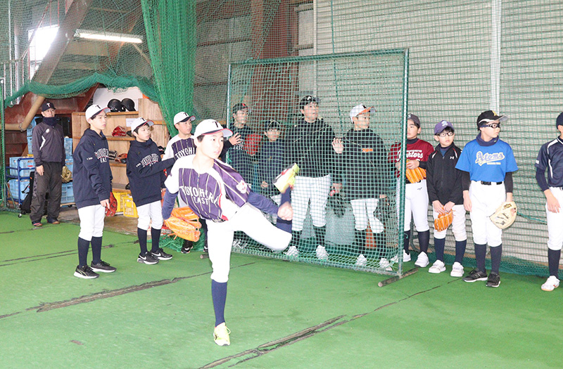 キャッチボールする札幌豊平東ナイン