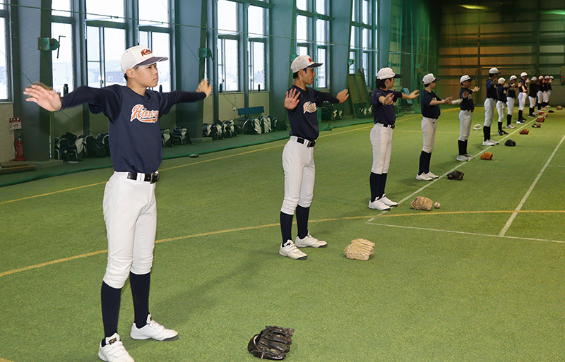 キャッチボール前の旭川北稜ナイン