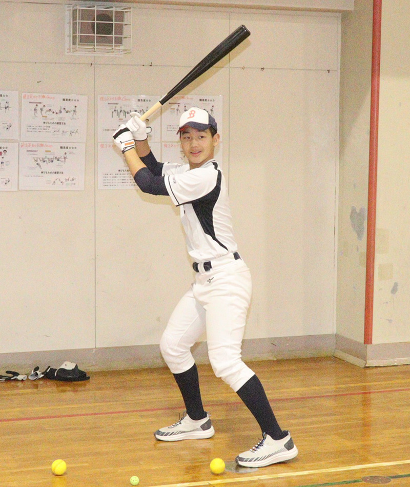 バッティング練習に励む寺前選手（札幌ブレイブティーンズ）