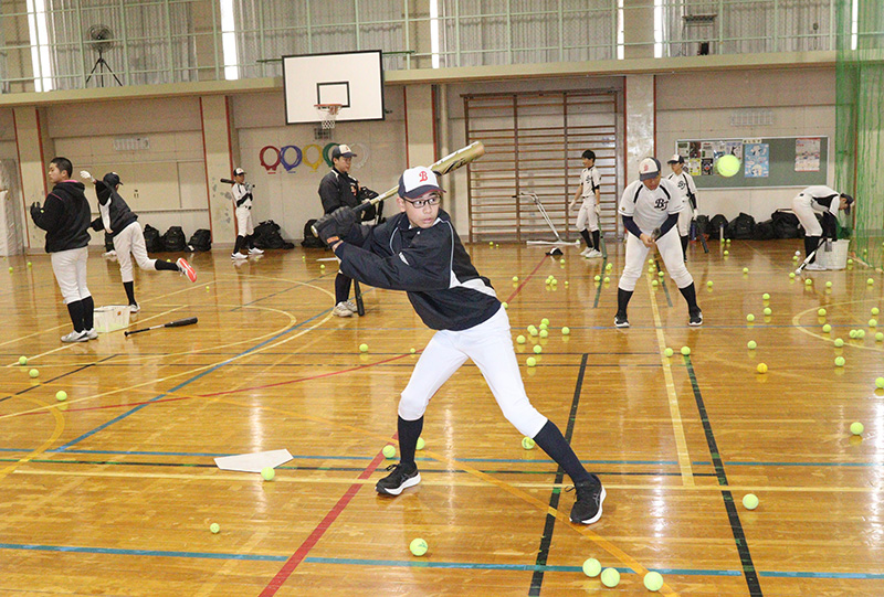バッティング練習に励む札幌ブレイブティーンズ