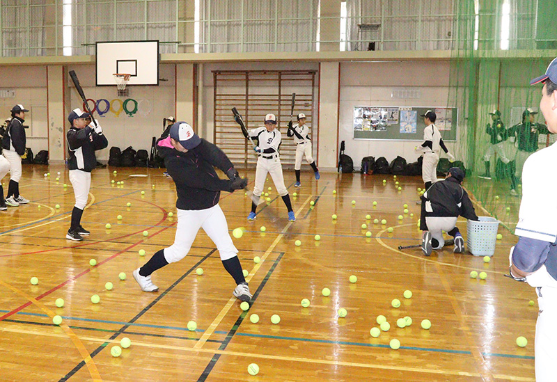 バッティング練習に励む選手たち